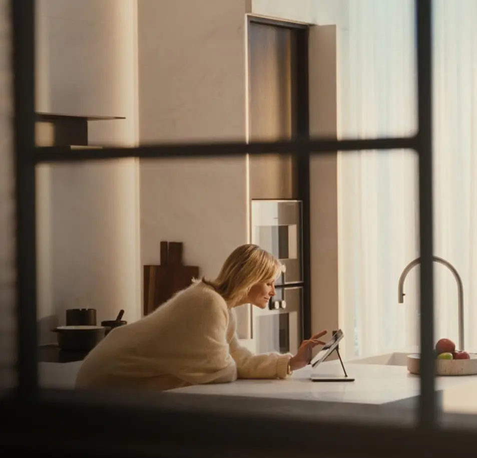 Χώρος σπιτιού με οπτική από κάμερα ασφαλείας.